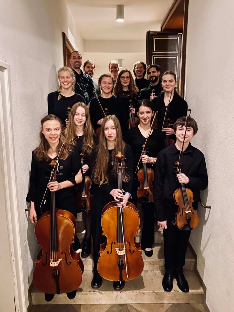 BayPhil_JuniorStrings_mit_Profimusikern-vor-dem-Auftritt